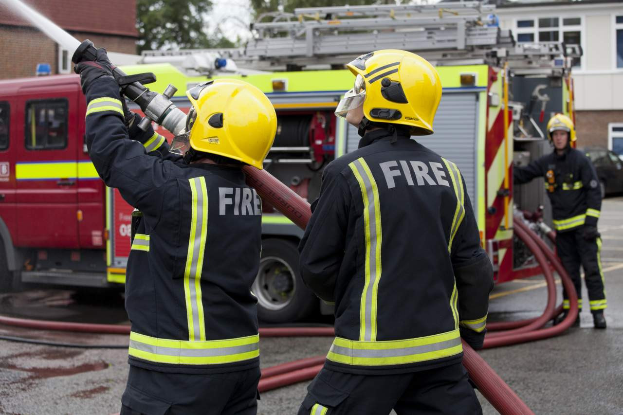 Μαύροι καπνοί στο Λονδίνο – Φωτιά σε μεγάλο συγκρότημα (εικόνες & βίντεο)
